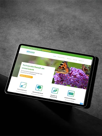 Stevaro - <p>Een tuin ontwerpen is eigenlijk net als een website bouwen: het vraagt visie, vakmanschap en oog voor detail. In 2023 hielpen wij Stevaro, een hoveniersbedrijf uit Hilversum, met het realiseren van een nieuwe website die hun groene expertise weerspiegelt. De opdracht? Een frisse en professionele uitstraling neerzetten die vertrouwen uitstraalt én uitnodigt tot actie – van vrijblijvende offertes tot het bekijken van inspirerende tuinen.</p><p>Met oprichter <strong>Stephan van Roemburg</strong> aan het roer, een bevlogen hovenier én fanatiek sporter, is Stevaro al sinds 2000 actief in het ontwerpen, aanleggen en onderhouden van tuinen in Het Gooi en omstreken. Het team blinkt uit in vakmanschap én klantgerichtheid, iets wat je terugziet in hun vele lovende reviews.</p>